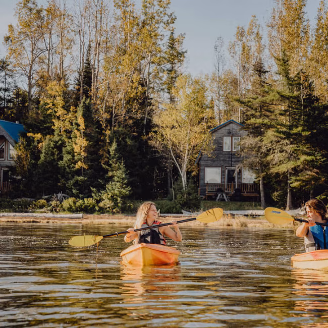 Couple en kayak devant les chalets.