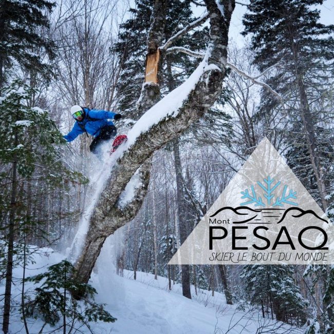 Un homme en planche à neige avec le logo du Mont PESAQ - Skier le Bout du Monde.