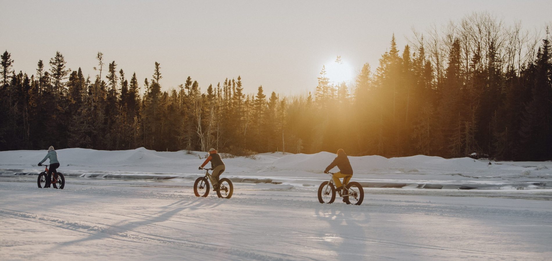 Une famille à vélo en hiver.