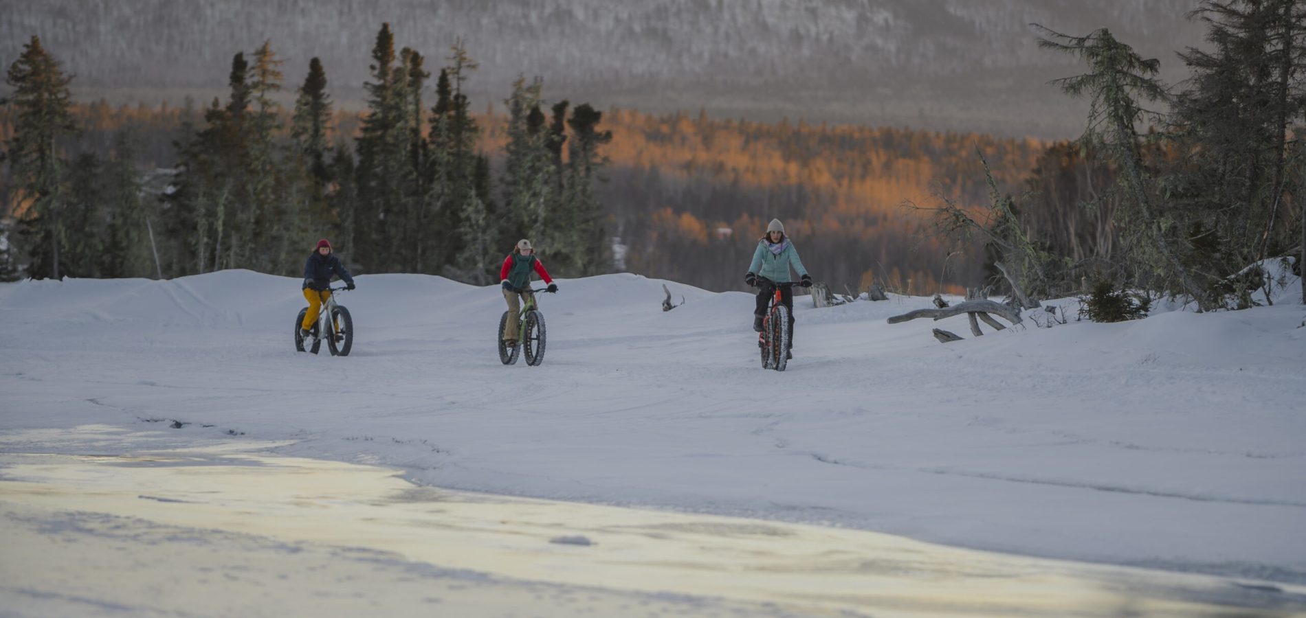 Une famille à vélo en hiver.
