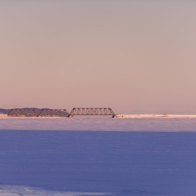 Vue sur un pont à Gaspé en hiver.