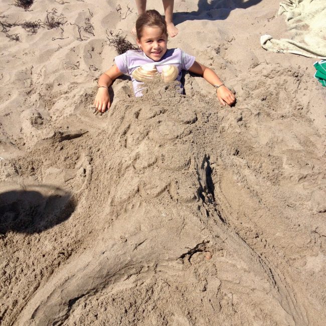 Enfants transformée en sirène aux chateaux de sable de la plage de haldimand.