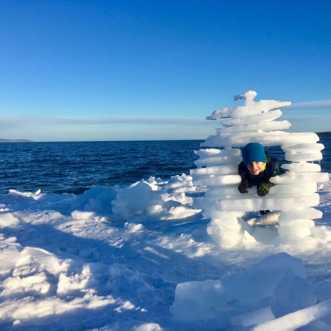 Une enfants dans une sculpture de glace à la plage de Haldimand