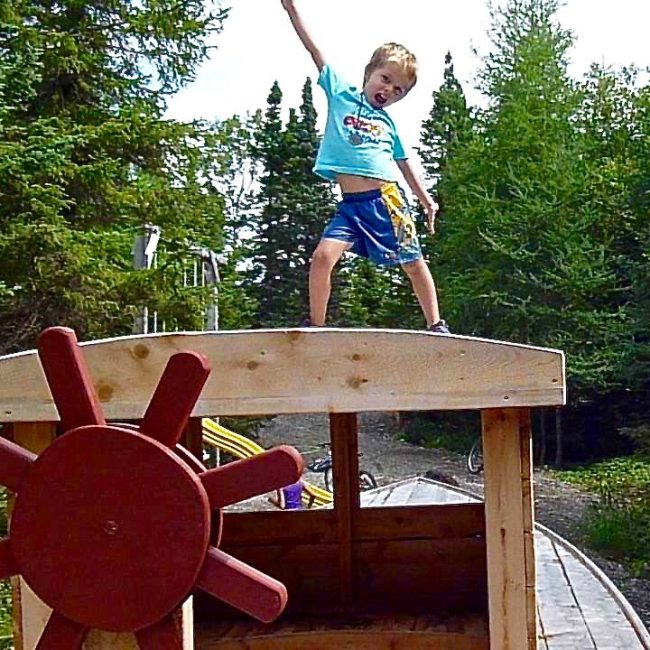 Un enfant s'amusant dans le parc pour enfants de Chalets du Bout du Monde.